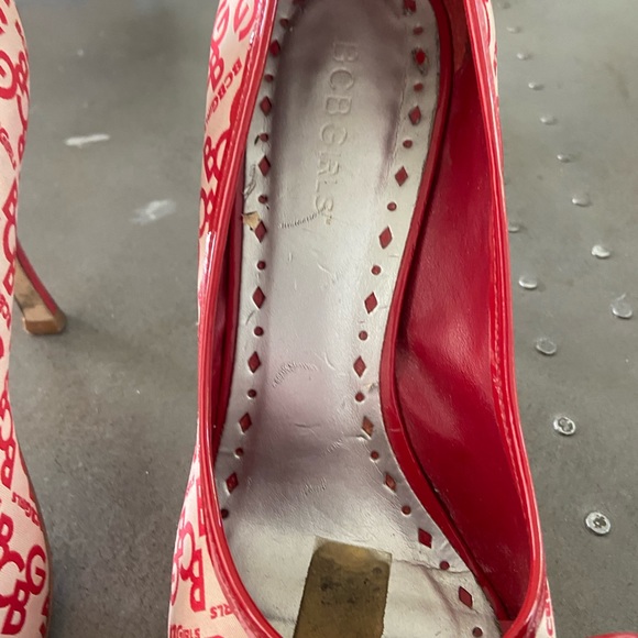 BCBGirls peep toe w/bow pumps. Red and cream. - Picture 6 of 9